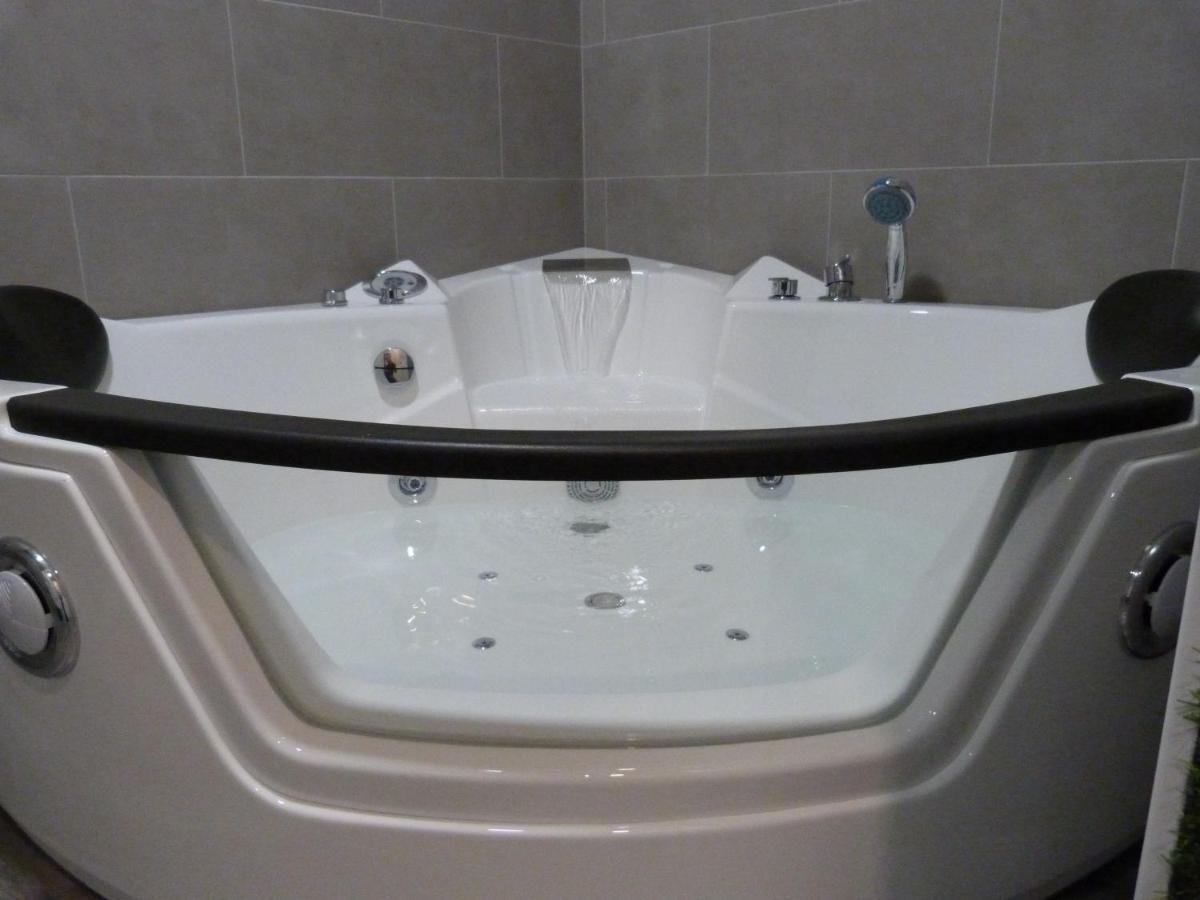 バレンシアIntimo Y Acogedor "Algunos" Con Banera Hidromasajeアパートメント エクステリア 写真